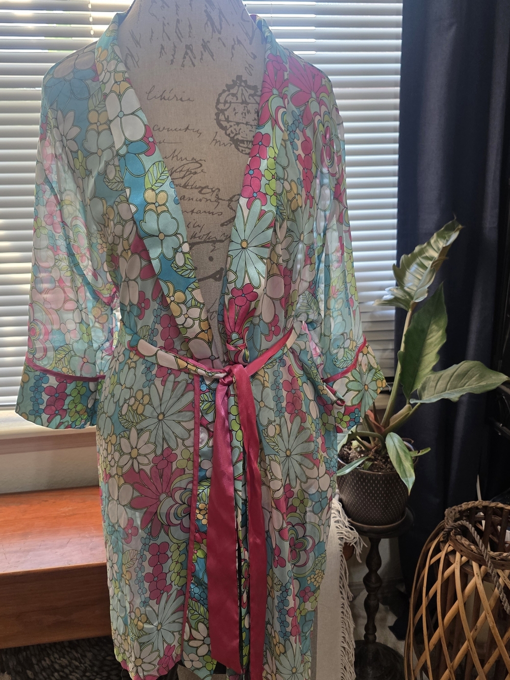 delicates Retro Floral Kimono Robe in Pink and Aqua with Satin Tie And Trim